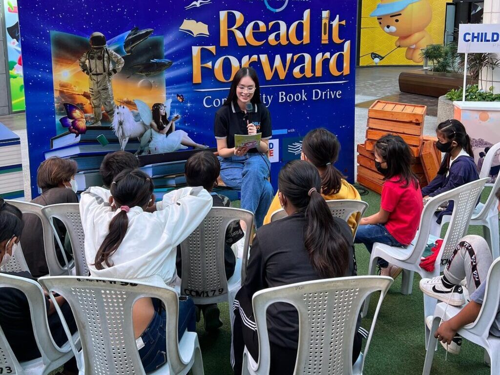 Hannah Arnold, Childhope Ambassador, reading to kids