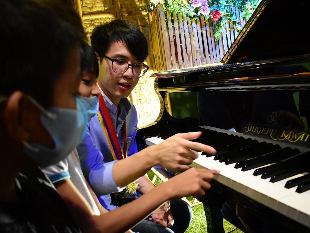 pianist Jet Chong teaching children how to play piano