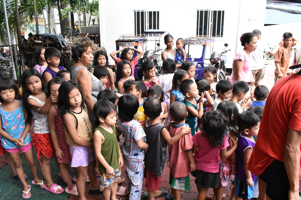 the alarming rate of children poverty in the philippines