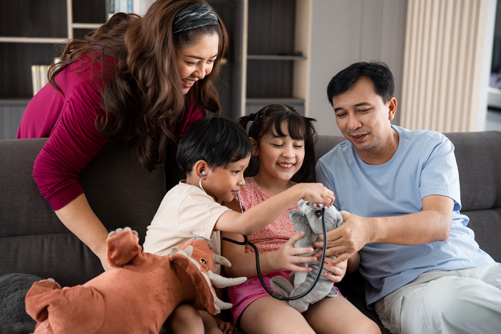 parents playing with their children knowing the importance of role play in child development