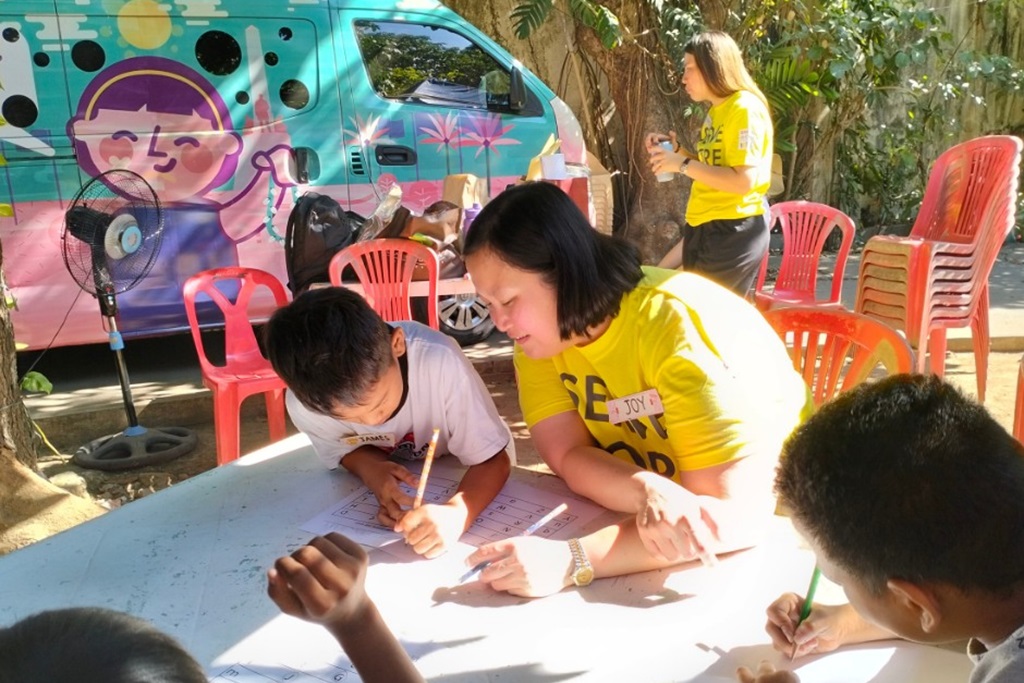 volunteers teaching children in street situations