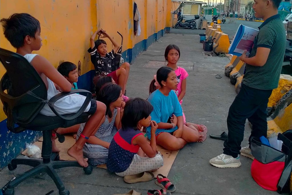 Childhope staff approaching children in street situations