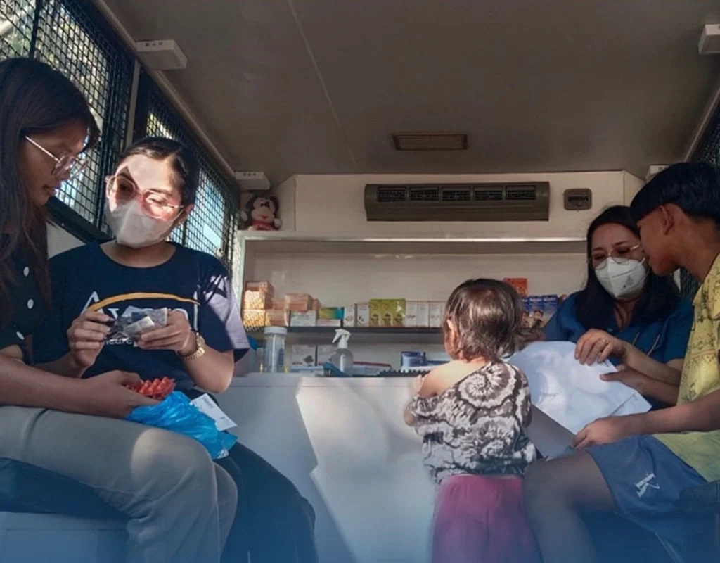 klinikalye volunteers giving vitamins to children living on the streets